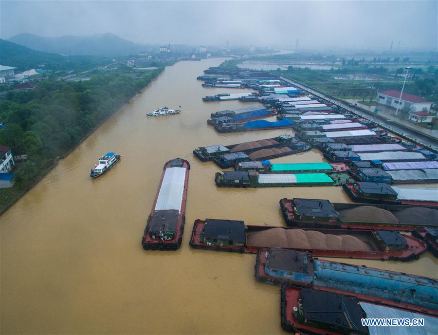 CHINA-HUZHOU-WATERWAY-STRANDED SHIPS (CN)