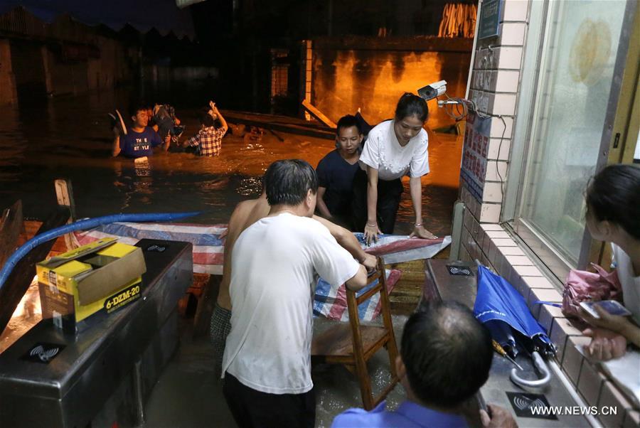  Some areas of Nanning were waterlogged due to a sudden rainstorm starting on Friday night.