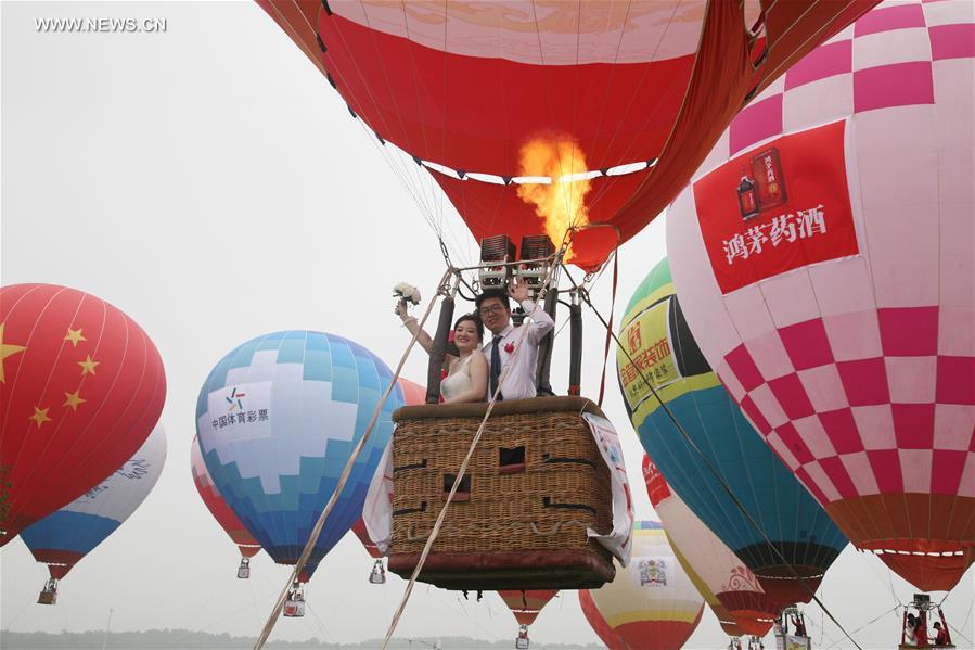 #CHINA-JIANGSU-GROUP WEDDING-HOT-AIR BALLOONS (CN)