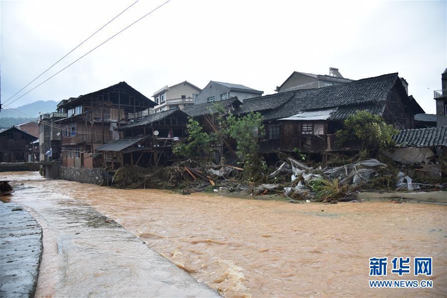 贵州锦屏发生泥石流和山体滑坡5人死亡4人失踪2