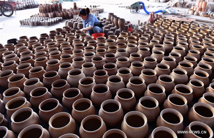 CHINA-YUNNAN-CERAMIC MAKING (CN)