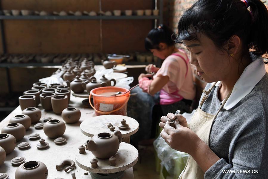 CHINA-YUNNAN-CERAMIC MAKING (CN)