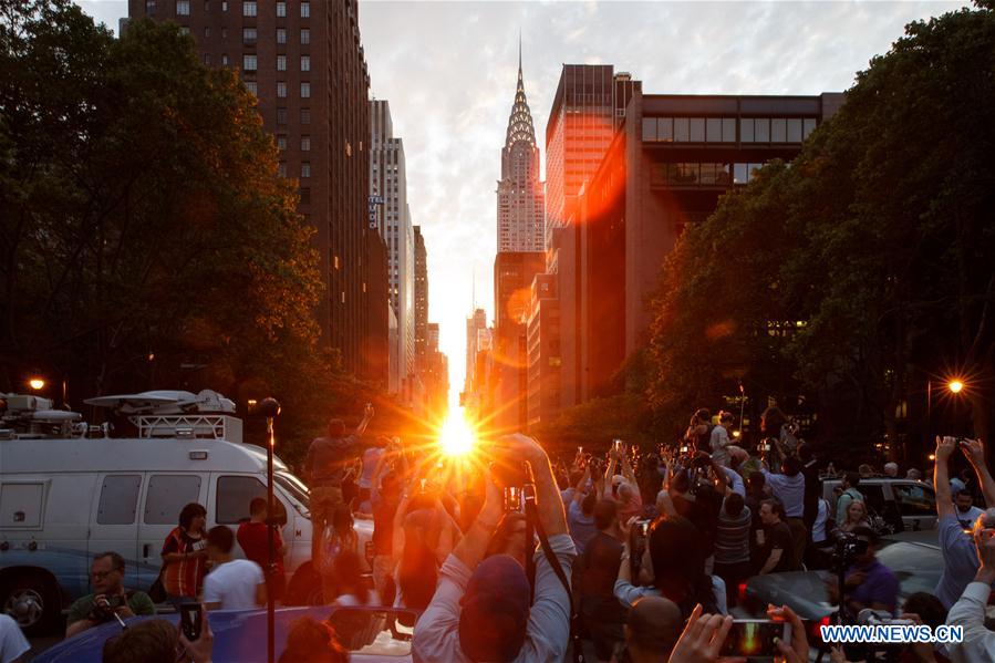 UPhoto taken on July 11, 2016 shows the Manhattanhenge in Manhattan, New York, the United States. 