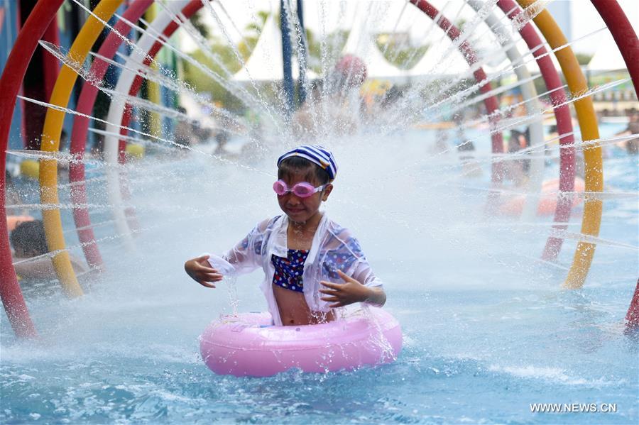 Chongqing Meteorological Bureau issued this year's first red alert for high temperature here on Tuesday as over 40 degrees Celsius is expected in some areas of the Municipality. 