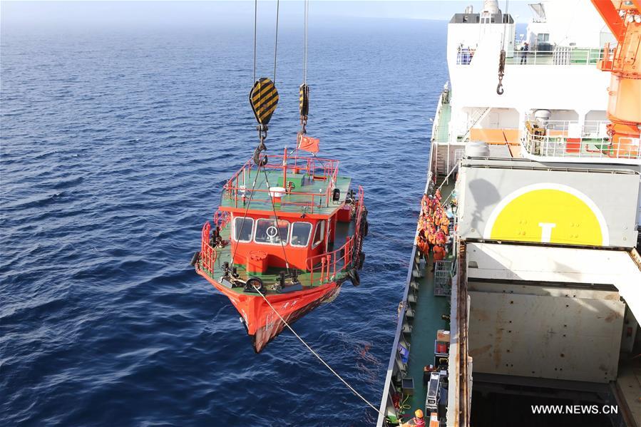 The research team of China's seventh expedition set up its first ice station and began working on Thursday.