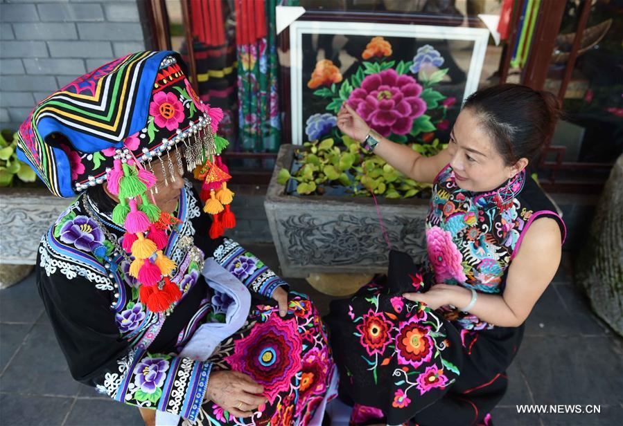 CHINA-YUNNAN-YI ETHNIC-EMBROIDERY (CN)