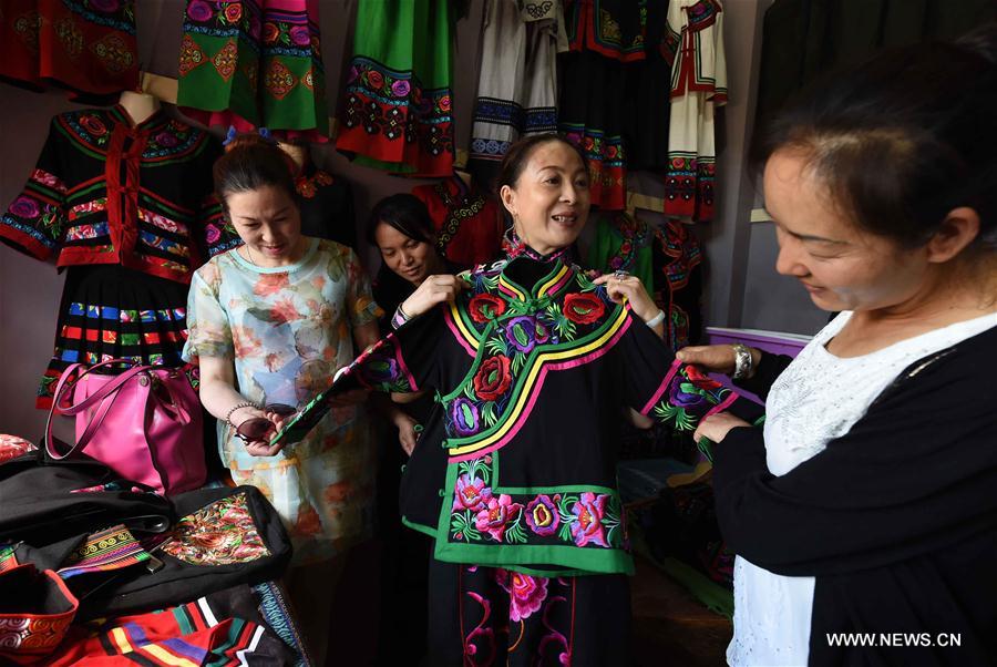 CHINA-YUNNAN-YI ETHNIC-EMBROIDERY (CN)