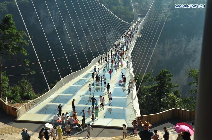 CHINA-HUNAN-ZHANGJIAJIE-GLASS-BOTTOM BRIDGE (CN)