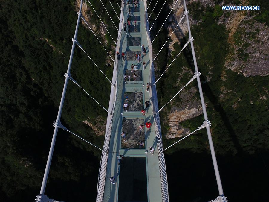 CHINA-HUNAN-ZHANGJIAJIE-GLASS-BOTTOM BRIDGE (CN)