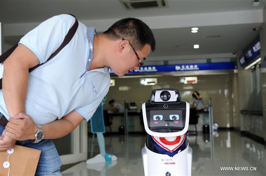 The robot is able to assist customers in consulting with its speech recognition module. (Xinhua/Bao Kangxuan)