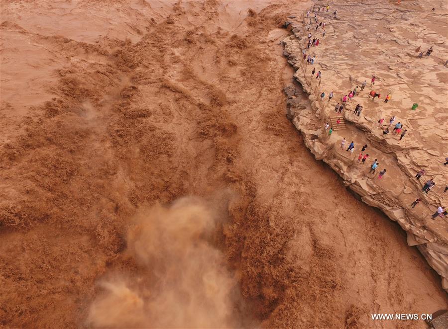 Aerial photo taken on Aug. 25, 2016 shows the Hukou Waterfalls on the Yellow River in Linfen, north China's Shanxi Province. (Xinhua/Niu Yixin) 