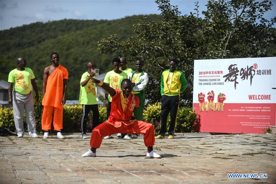 CHINA-DALIAN-AFRICAN TRAINEES-LION DANCE(CN)