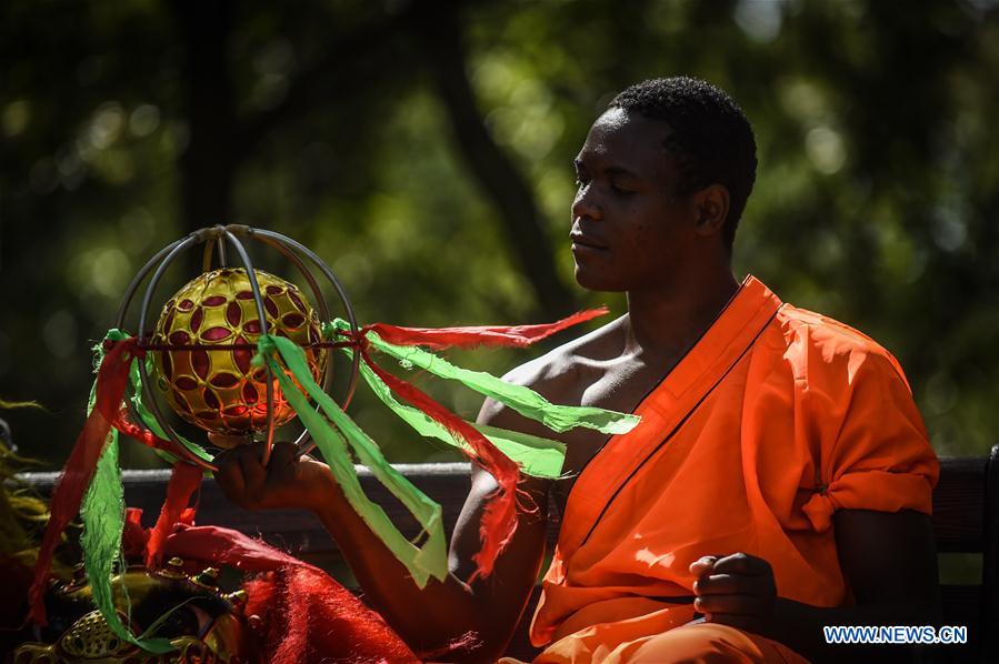 CHINA-DALIAN-AFRICAN TRAINEES-LION DANCE(CN)