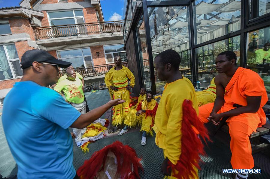 CHINA-DALIAN-AFRICAN TRAINEES-LION DANCE(CN)