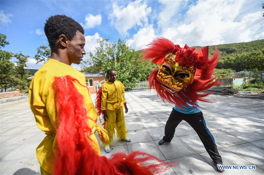 CHINA-DALIAN-AFRICAN TRAINEES-LION DANCE(CN)