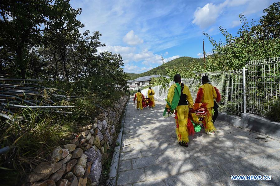 CHINA-DALIAN-AFRICAN TRAINEES-LION DANCE(CN)