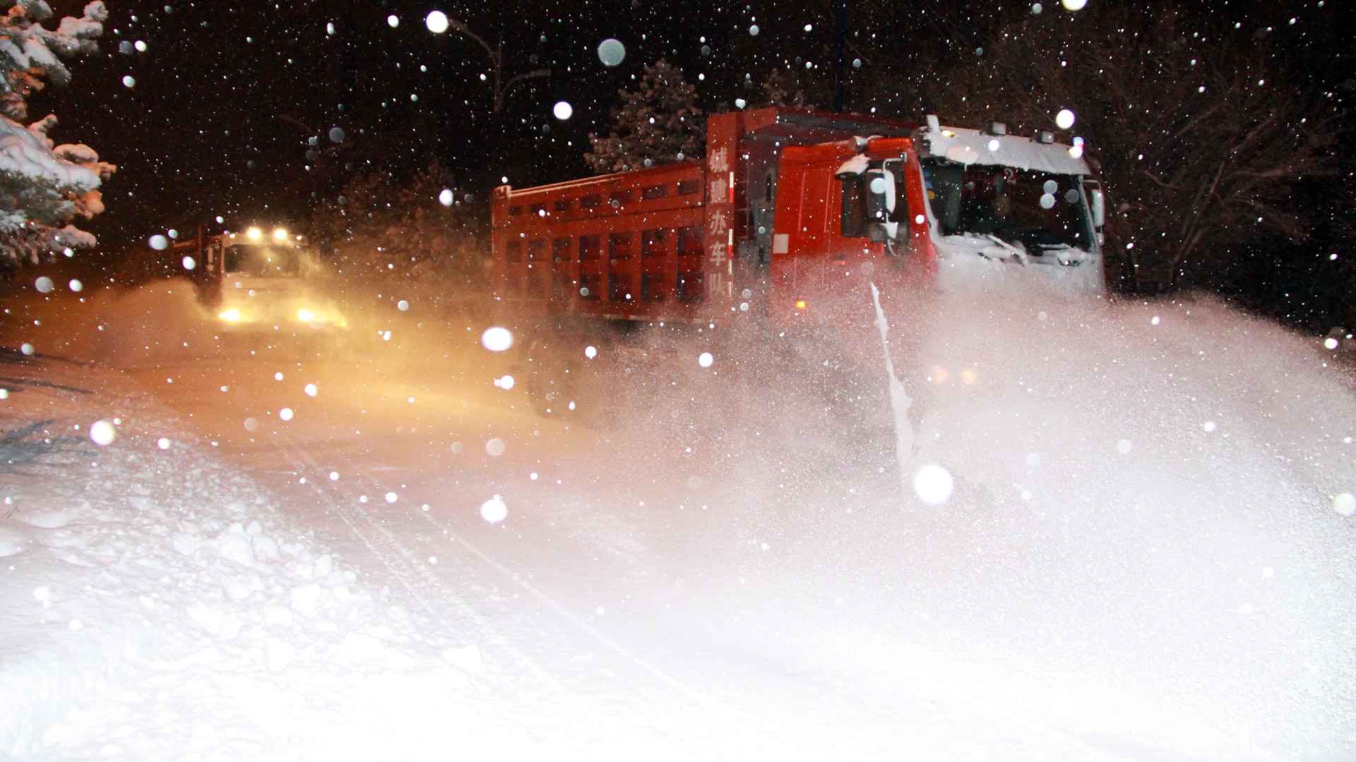 阿勒泰持续降雪 山区积雪超1米突破历史极值