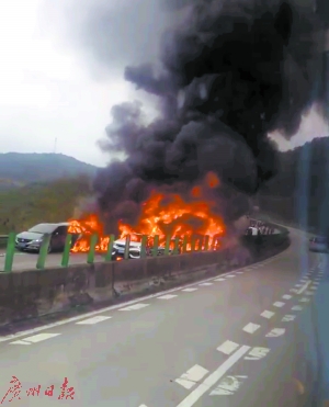 清连高速公路阳山段发生交通事故 19车碰撞起