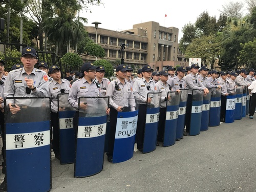 台湾老警察上街了