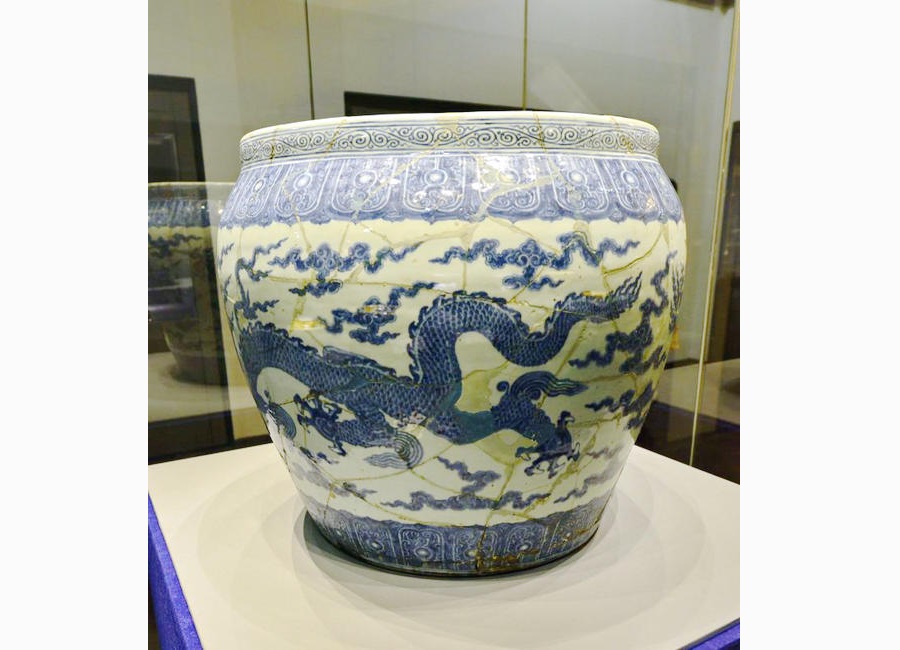 Beauty of blue and white: Porcelain on show in Shandong