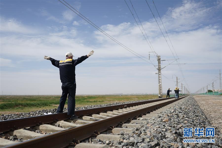 "天路"的坚守:探访青藏铁路养护工