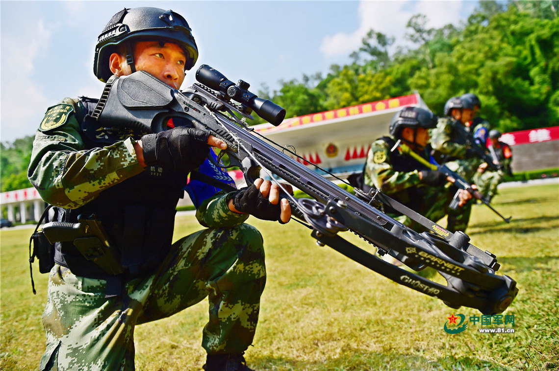 一名考核人员手持弓弩,即将对目标进行无声射杀.