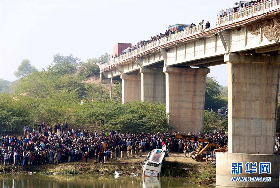 （國(guó)際）（1）印度西北部一輛客車墜河致數(shù)十人死亡