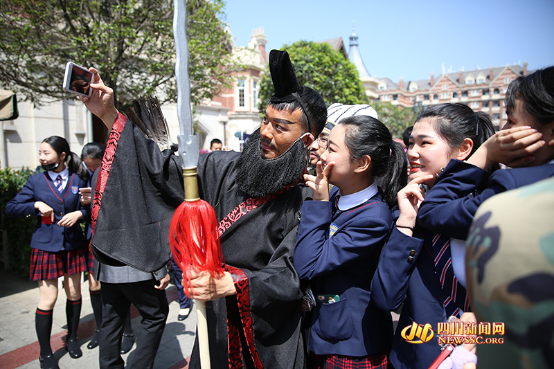 戏精老师课堂玩穿越 同学:这样的历史课有意