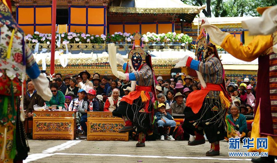 8月12日,西藏日喀则市南木林县空欧藏戏队在拉萨市罗布林卡表演藏戏