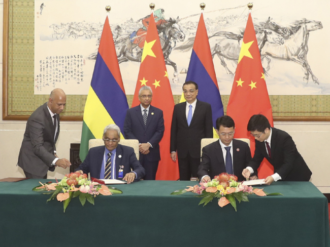 Chinese Premier Li Keqiang and Mauritian Prime Minister Pravind Jugnauth witness the signing of a bilateral free trade agreement between the two countries in Beijing, September 2, 2018. [Photo: gov.cn]