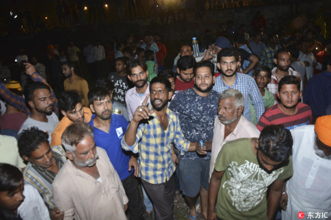 A crowd gathers at the site of a train accident in Amritsar, India, Friday, Oct. 19, 2018. [Photo:IC]