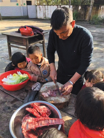 江西一乡村小学校长自费为孩子加餐 视频走红