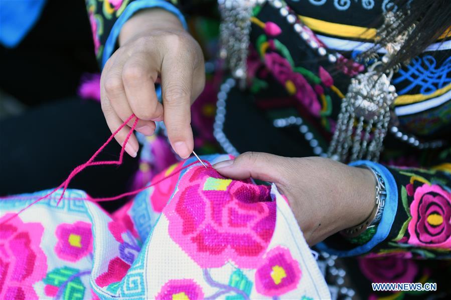 CHINA-YUNNAN-KUNMING-EMBROIDERY (CN)