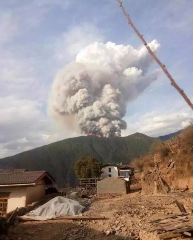 A fire breaks out in Muli Tibetan Autonomous County in Liangshan Yi Autonomous Prefecture, Sichuan Province on March 30, 2019. [Photo: Xinhua]