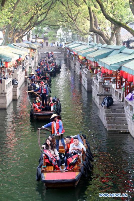 Tourists view the scenery of the Slender West Lake during the Qingming Festival holidays in Yangzhou, east China\'s Jiangsu Province, April 5, 2019. (Xinhua/Pu Liangping)