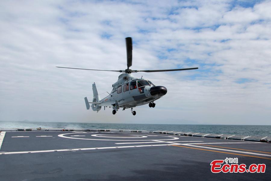 A helicopter takes off from a Chinese naval vessel during a joint naval exercise on the sea off Qingdao, east China\'s Shandong Province, on April 26, 2019. China conducted a joint naval exercise with Southeast Asian countries in Qingdao, with focus on jointly handling maritime emergency rescues. （Photo: China News Service/Li Chun）