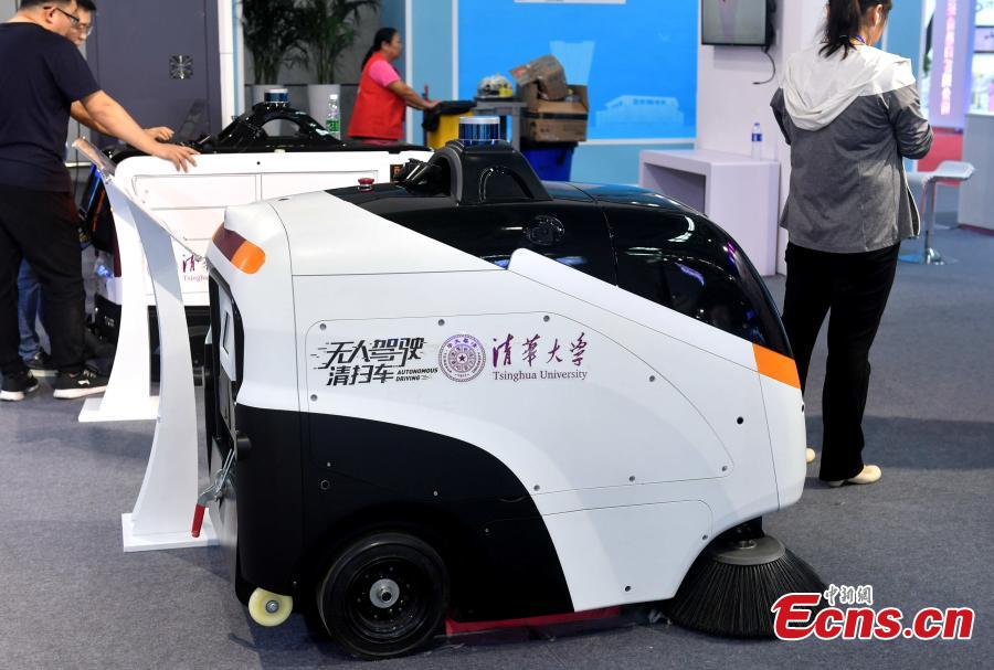 An autonomous cleaning vehicle, developed by researchers at Tsinghua University, is on display at the second Digital China Summit in Fuzhou, Fujian Province, May 5, 2019. (Photo: China News Service/Lyu Ming)