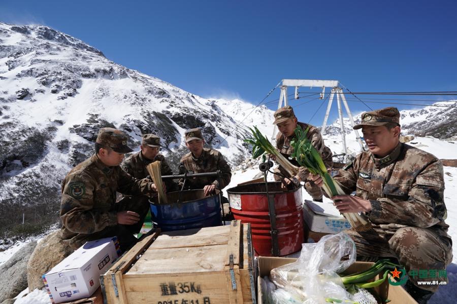 Photos show soldiers transporting goods through ropeways at a sentry post in the mountainous area of China’s Tibet Autonomous Region. Heavy snow seals the area for almost seven months a year. Built in 2018, the 2.8 km ropeways are only used to transport goods.  (Photo/81.cn)