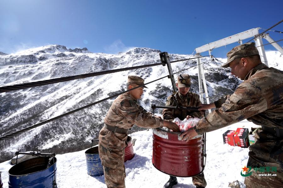 Photos show soldiers transporting goods through ropeways at a sentry post in the mountainous area of China’s Tibet Autonomous Region. Heavy snow seals the area for almost seven months a year. Built in 2018, the 2.8 km ropeways are only used to transport goods.  (Photo/81.cn)