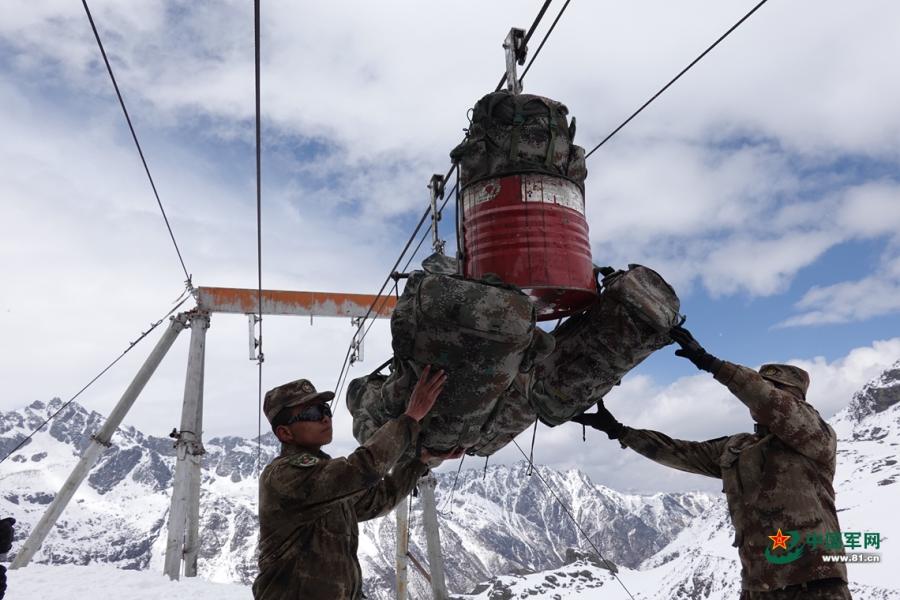 Photos show soldiers transporting goods through ropeways at a sentry post in the mountainous area of China’s Tibet Autonomous Region. Heavy snow seals the area for almost seven months a year. Built in 2018, the 2.8 km ropeways are only used to transport goods.  (Photo/81.cn)