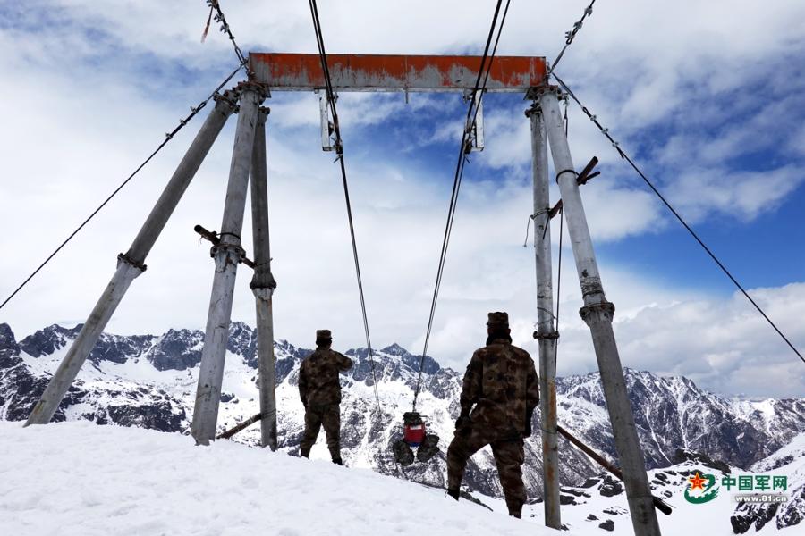 Photos show soldiers transporting goods through ropeways at a sentry post in the mountainous area of China’s Tibet Autonomous Region. Heavy snow seals the area for almost seven months a year. Built in 2018, the 2.8 km ropeways are only used to transport goods.  (Photo/81.cn)