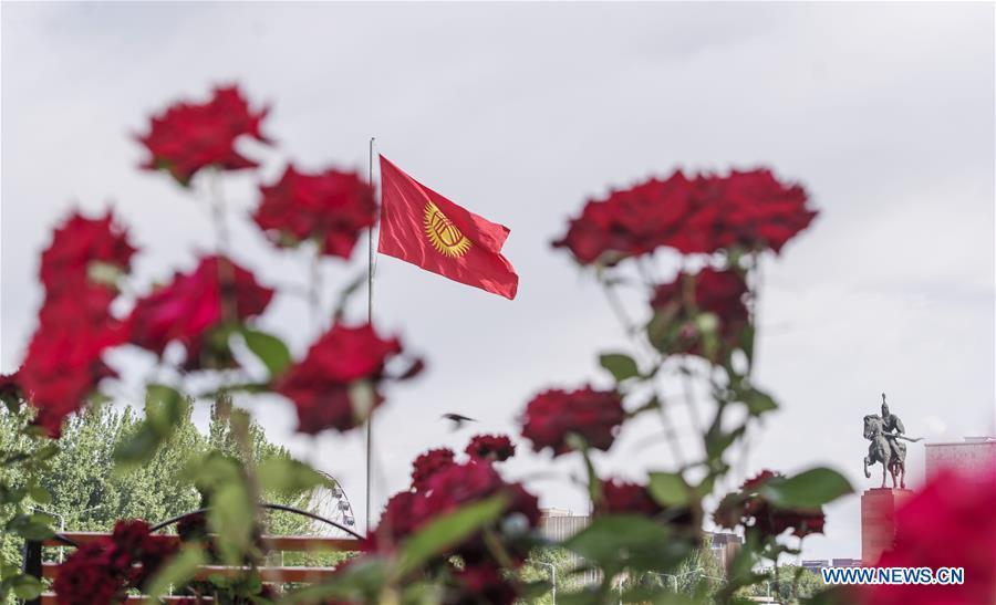 Photo taken on June 9, 2019 shows Kyrgyzstan\'s national flag at a square in Bishkek, capital of Kyrgyzstan. (Xinhua/Fei Maohua)