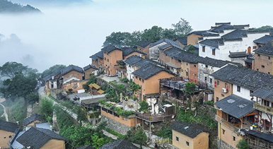 安徽歙县:晨雾漫古村 土楼焕新生
